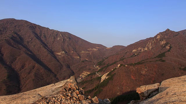 雪山和三岭谷的景观视频素材