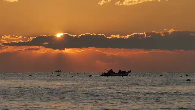 海上船只的剪影和戏剧性的日出视频素材