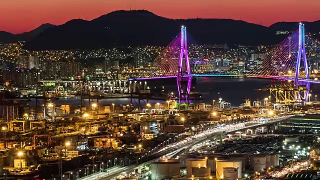 釜山港(韩国最大港口)和釜山杭大桥夜景视频素材