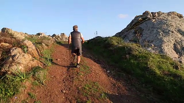 越野运动员攀登土路视频素材