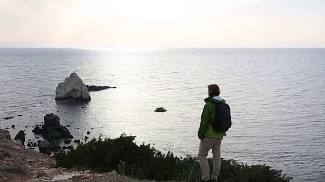 年轻人徒步远眺，沉思视频素材