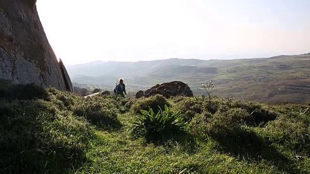 人类沿着山径跑过草地视频素材