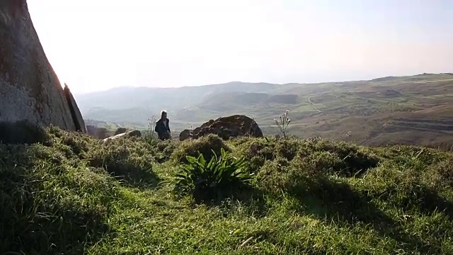 人类沿着山径跑过草地视频素材