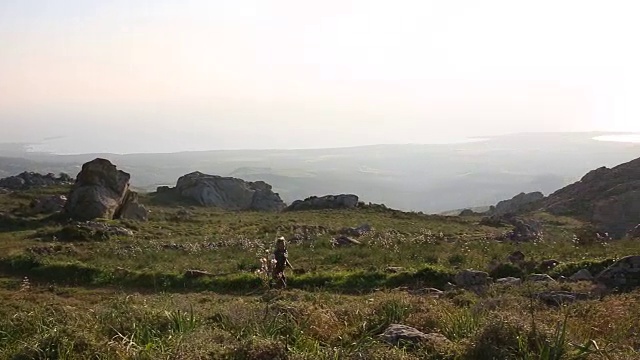 人类沿着山径跑过草地视频素材