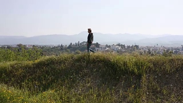 在遥远的山村，人们沿着小路行走视频素材