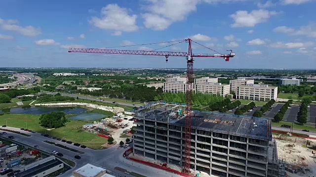 靠近大型红色施工起重机空中运动视频素材