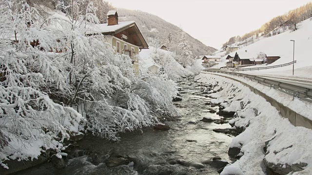 在雪覆盖的风景Gries布伦纳溪视频素材