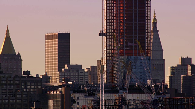 一堆建筑起重机点缀着哈德逊庭院建筑项目。施工电梯会到达地面。视频素材