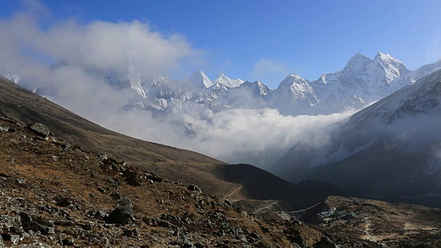 雾翻滚在费里切山口，喜马拉雅山脉，珠穆朗玛峰山脉，尼泊尔视频素材