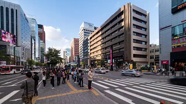 江南汽车站和行人过马路视频素材