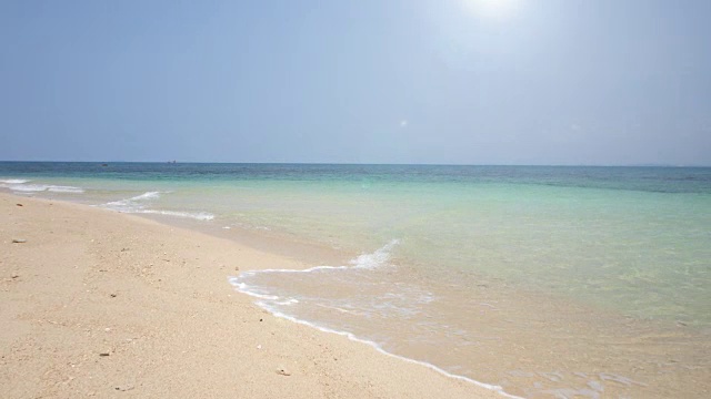 海滩蓝天自然背景阳光夏日，放松概念，4k(UHD)视频素材