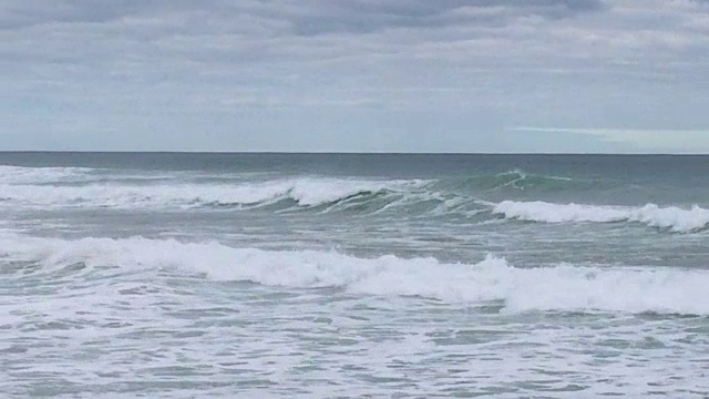 海浪拍打着海岸视频素材