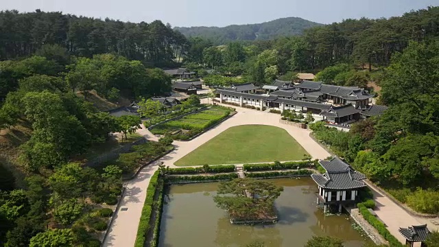 Seongyojang住宅(前上层住宅)的Aeriel视图视频素材