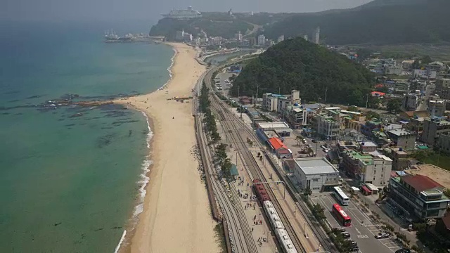 Jeongdongjin海岸线上的铁路(被吉尼斯世界纪录列为离海滩最近的轨道)视频素材