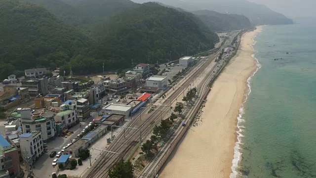 Jeongdongjin海岸线上的铁路(被吉尼斯世界纪录列为离海滩最近的轨道)视频素材