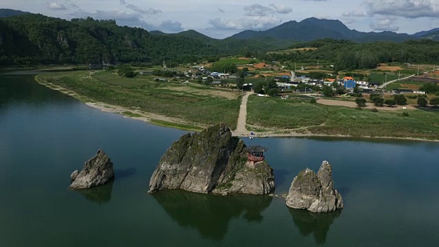 南hangang河(丹阳八大景区之一)Dodamsambong峰的鸟瞰图视频素材