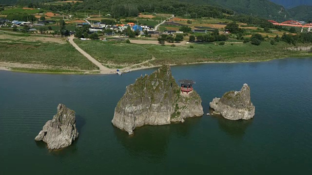 南hangang河(丹阳八大景区之一)Dodamsambong峰的鸟瞰图视频素材