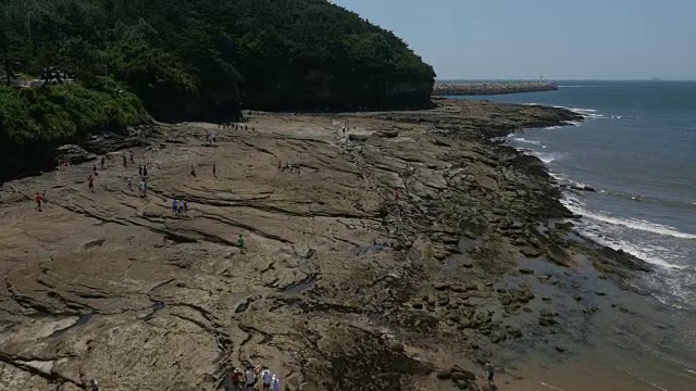 和游客一起欣赏切溪岗海滩的美景视频素材