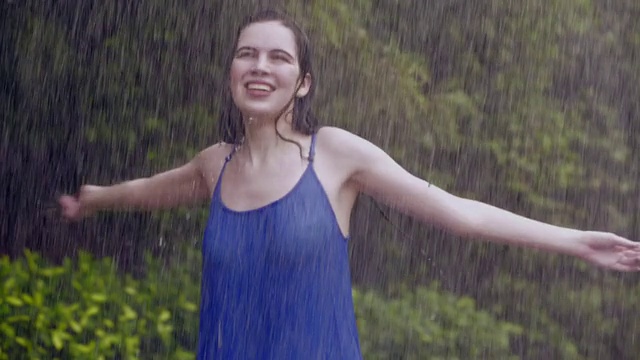 在雨中沐浴的年轻女子，德里，印度视频素材