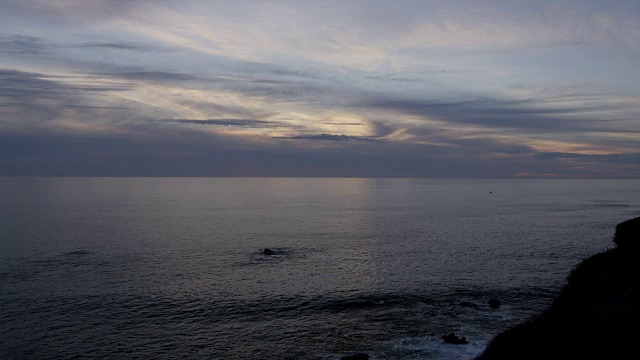 当海浪拍打海岸时，太阳在地平线上休息视频素材