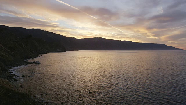 太阳在海岸线后面升起视频素材