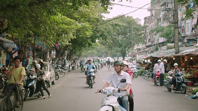 MS SLO MO POV拍摄了越南河内市集旁熙熙攘攘的街道和摩托车视频素材