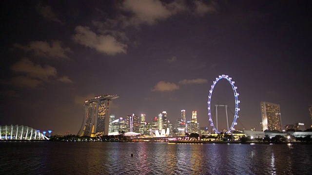 海湾边的WS花园，滨海湾金沙和新加坡摩天观景楼视频素材