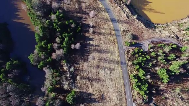 一段无人机拍摄的泥泞湖泊后的道路视频下载