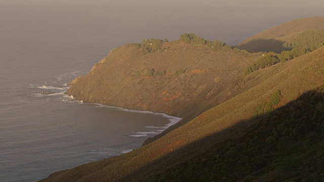 阳光慢慢地覆盖着海岸线视频素材