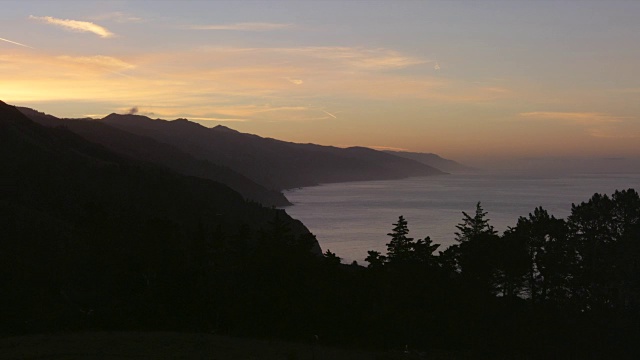 太阳在海岸线后面升起视频素材