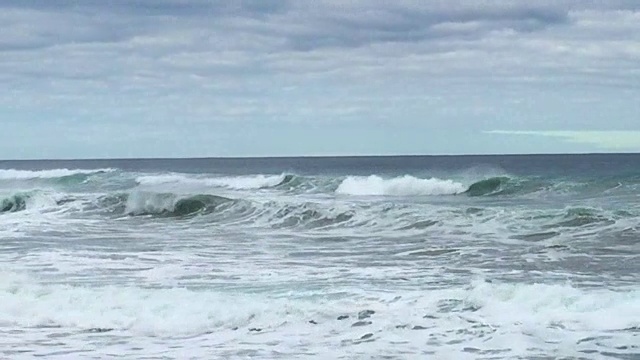 海浪拍打着海岸视频素材