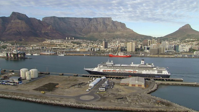 南非Table Mountain / Western Cape下海港的游轮鸟瞰图视频素材