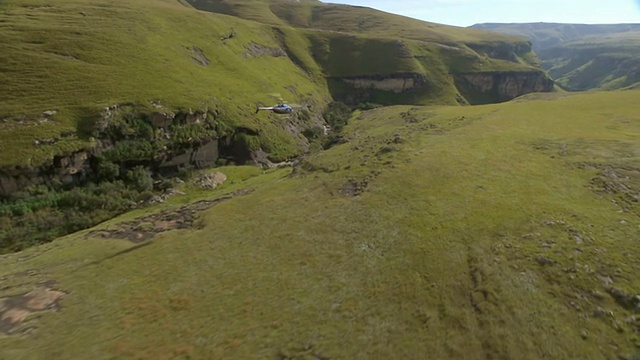 直升机在南非夸祖鲁-纳塔尔山上空飞行的照片视频素材