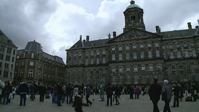 WS View of People walking in town square, historical buildings in back side / Amsterdam，荷兰视频素材