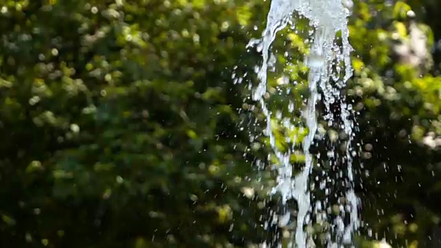 慢镜头，喷泉溅起水花视频素材