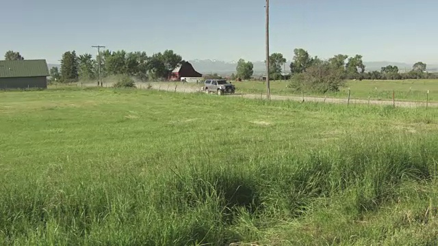 卡车在一条土路上行驶视频素材