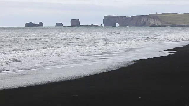 冰岛的黑沙滩视频素材