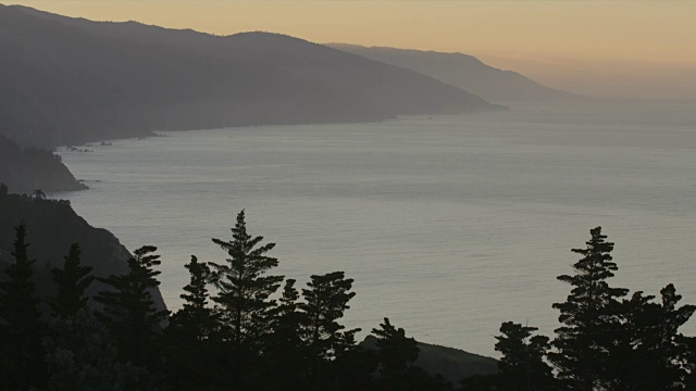 太阳在海岸线后面升起视频素材