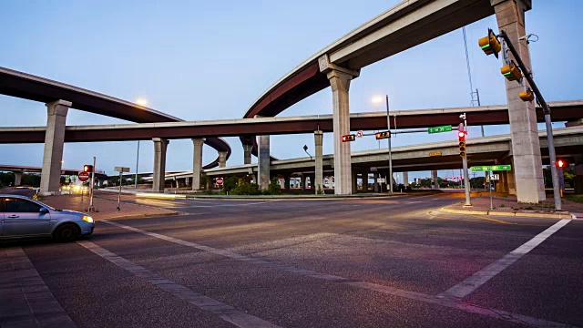 十字路口和交通在奥斯汀，德克萨斯在晚上-时间流逝视频素材