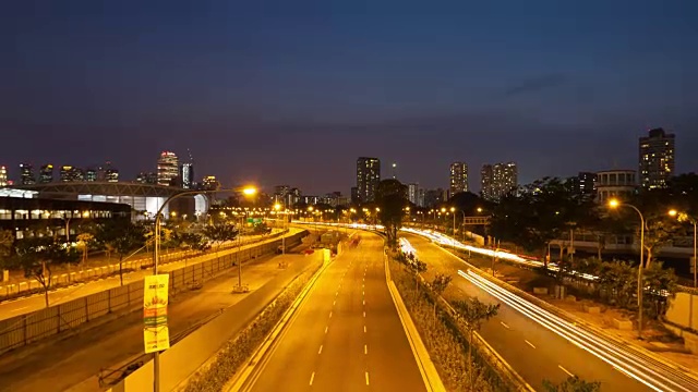 从白天到夜晚:新加坡城市的交通车辆。视频素材