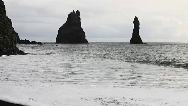 在海滩上散步视频素材