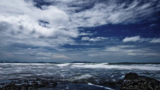 大海中的岩石视频素材