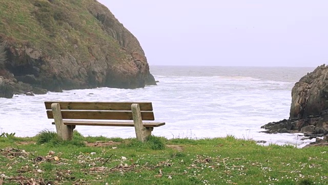 宁静的长凳公园，面朝大海，波涛汹涌视频素材