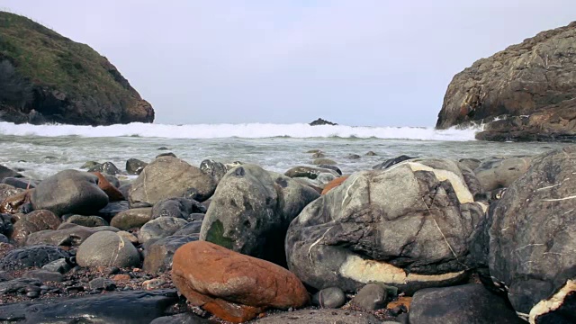 看从岸上的石头撞击的海浪。视频素材