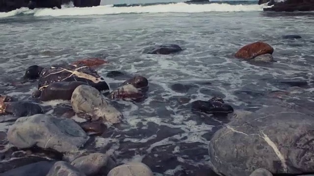 从海岸的岩石上看，震撼人心的景色伴随着北欧的巨浪视频素材