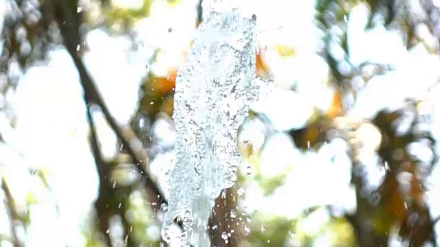 慢镜头，喷泉溅起水花视频素材