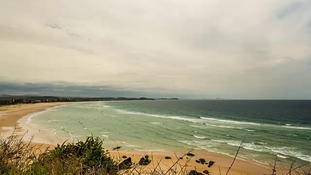 从基拉山到黄金海岸的4K时间间隔，前面是海滩，背景是黄金海岸的城市视频素材