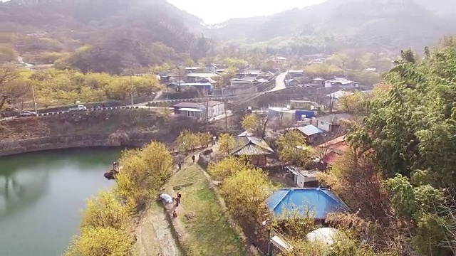 鸟瞰图:在Seomjingang河边的hyun - cheon Sansuyoo村，日本山茱萸花视频素材