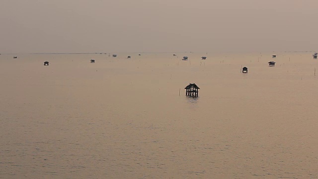 泰国碧夏布省班大汶海岸的渔民在早上生活视频素材