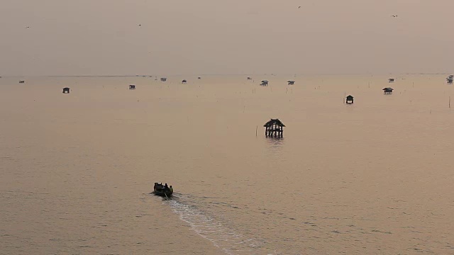 泰国碧夏布省班大汶海岸的渔民在早上生活视频素材